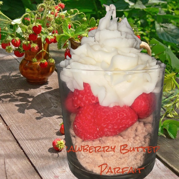 Strawberry buttercream parfait candle - Picture 2 of 2